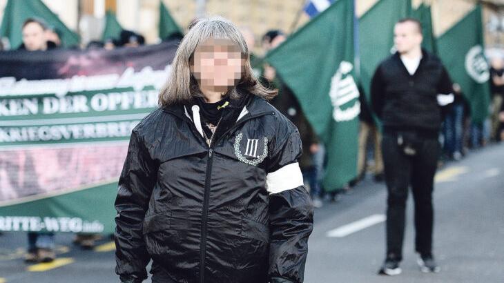 Während eines Aufmarschs des III. Wegs in Bamberg im März 2020 war Susanne G. aus Diepersdorf als Ordnerin tätig.
Während eines Aufmarschs des III. Wegs in Bamberg im März 2020 war Susanne G. aus Diepersdorf als Ordnerin tätig.