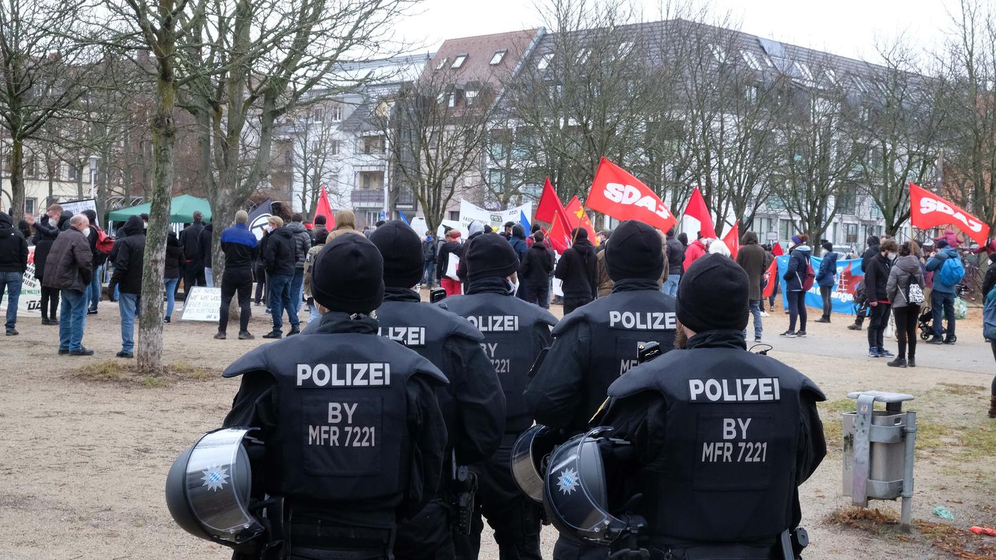 Ein größeres Polizeiaufgebot war am Samstag rund um den Jamnitzerplatz im Einsatz. Ein größeres Polizeiaufgebot war am Samstag rund um den Jamnitzerplatz im Einsatz.