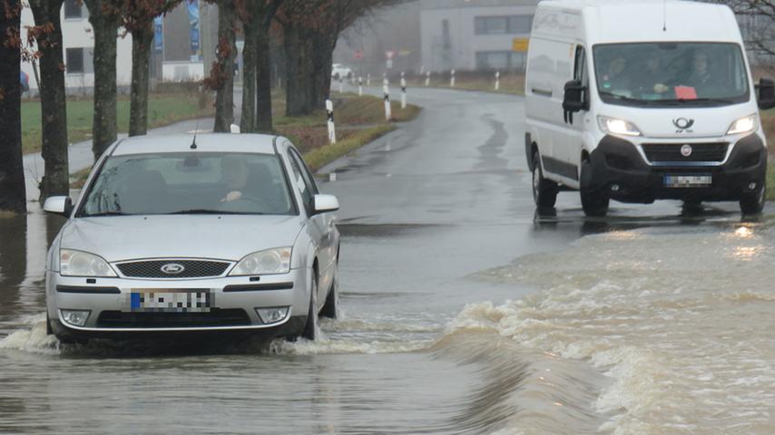 Auch bei Gremsdorf sind die Straßen überflutet...
