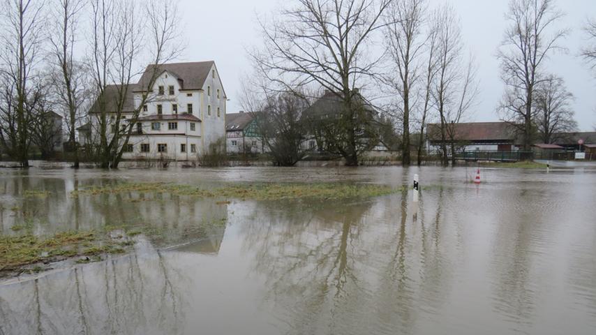 Klassischer Brennpunkt für Überflutungen sind auch die Laufer Mühle bei Adelsdorf...