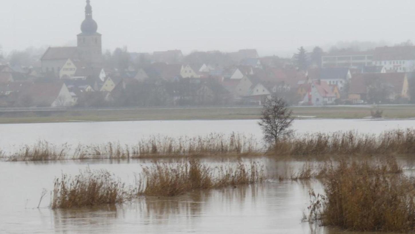 Erlangen-Höchstadt: Hochwasser flutet Straßen und Wiesen