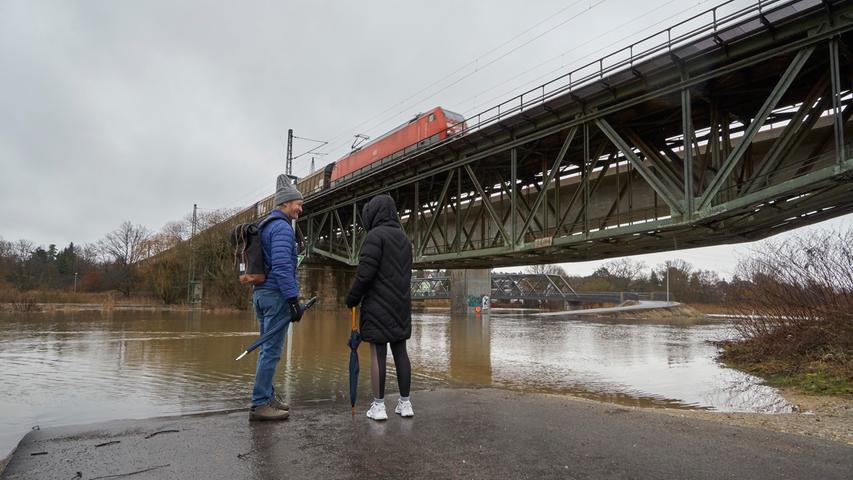Überflutete Talauen: Hochwasser in Fürth fasziniert die Spaziergänger