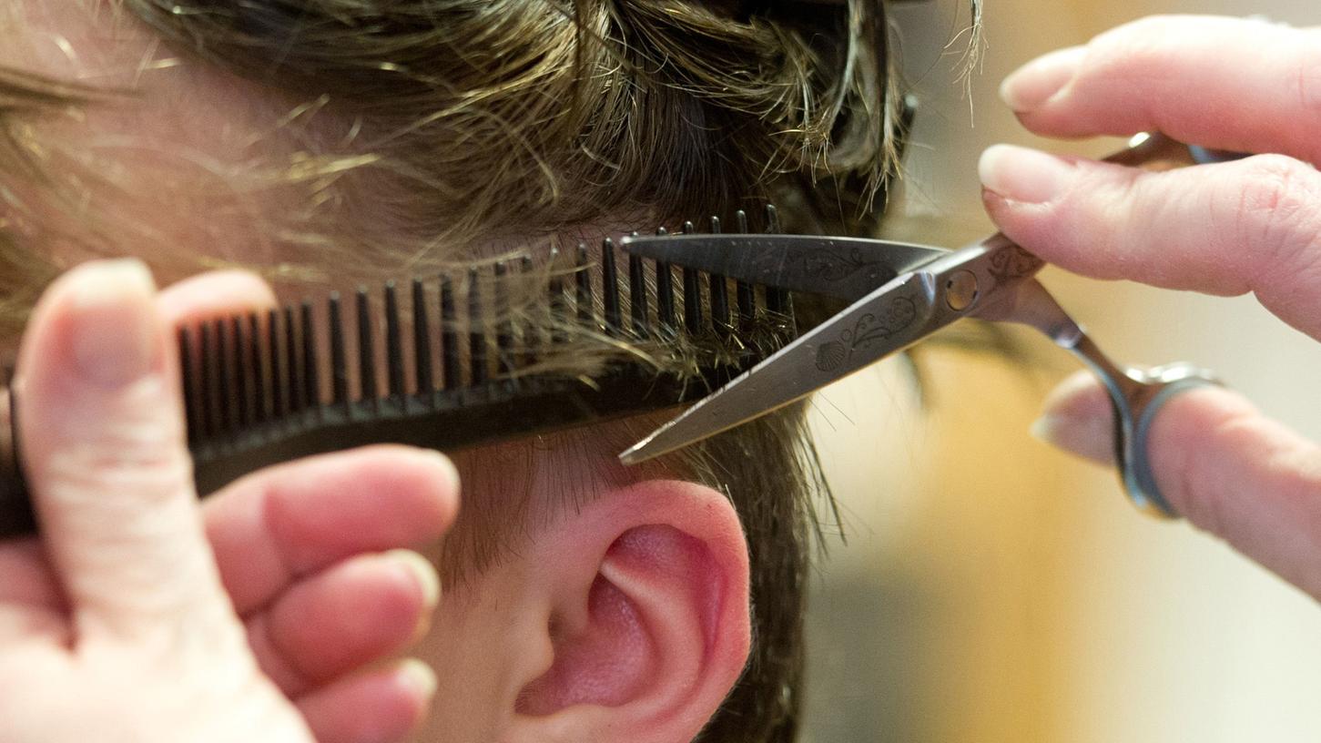 Friseure bekommen trotz Verbot immer wieder Anfragen, ob sie privat Haare schneiden würden.