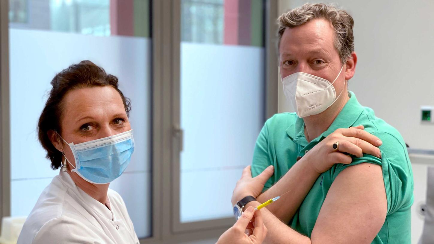 Eckart von Hirschhausen lässt sich öffentlich impfen