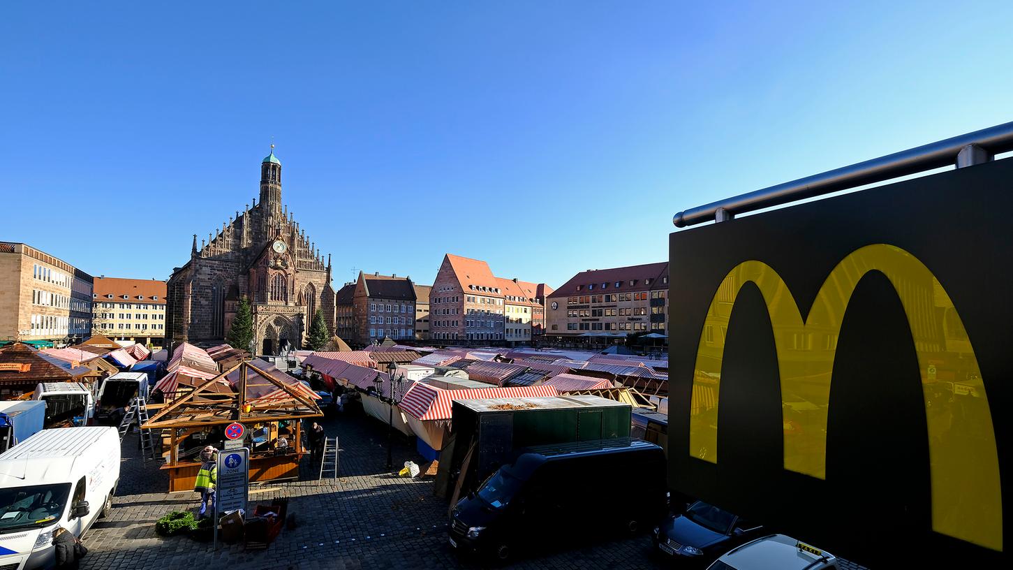 Die Innenstadtfiliale von McDonalds lag in bester Lage am Nürnberger Hauptmarkt - nach 25 Jahren schließt die Fastfood-Kette dort im September ihre Türen.