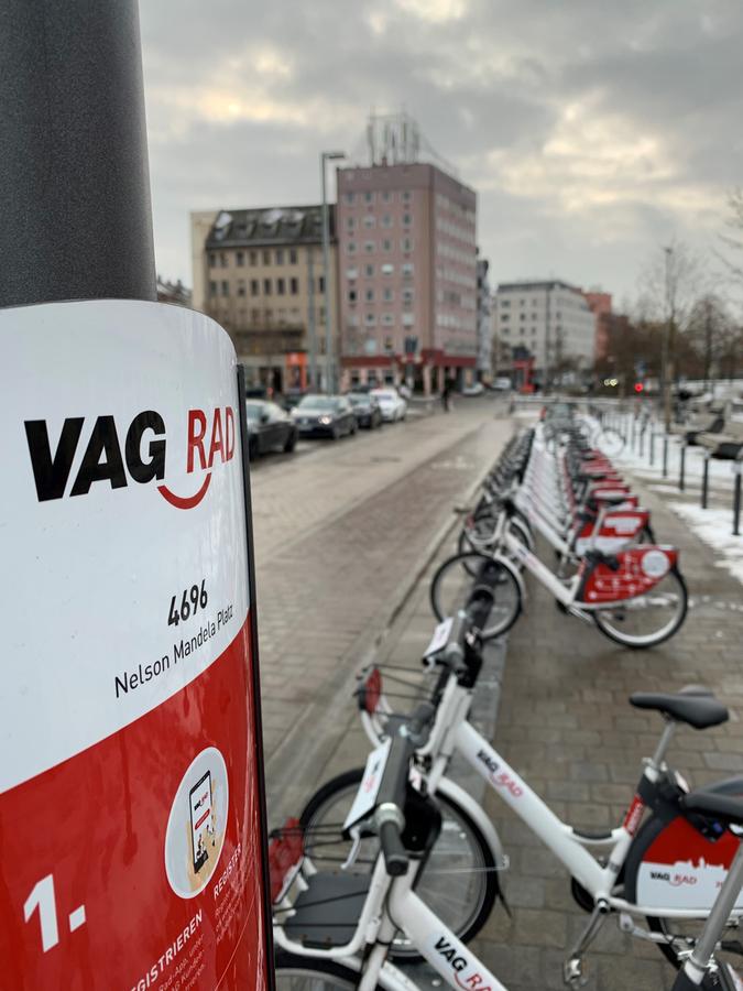 Sauber aufgereiht: Die Leihräder der VAG am Südausgang des Hauptbahnhofs. 