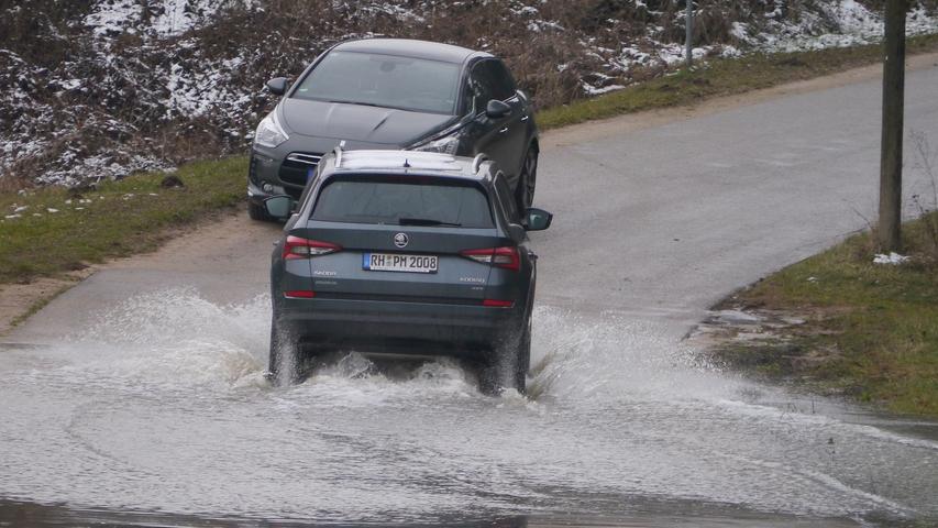 Bei der Pflugsmühle war am Montag die Gemeindeverbindungsstraße noch überflutet.