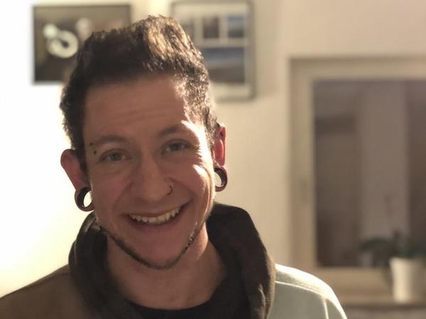 Xaver Dümler (29) ist in Nürnberg-Langwasser aufgewachsen. Ihm wurde bei seiner Geburt das weibliche Geschlecht zugewiesen, doch schon als Kind stellte er sich mit einem Jungennamen vor. Heute bezeichnet er sich als „heterosexuellen Transmann“. Sein Wunsch an seine Mitmenschen: „Wenn ich von meinem Weg erzähle, geht nicht voraus. Lasst es mich machen!“ Xaver Dümler (29) ist in Nürnberg-Langwasser aufgewachsen. Ihm wurde bei seiner Geburt das weibliche Geschlecht zugewiesen, doch schon als Kind stellte er sich mit einem Jungennamen vor. Heute bezeichnet er sich als „heterosexuellen Transmann“. Sein Wunsch an seine Mitmenschen: „Wenn ich von meinem Weg erzähle, geht nicht voraus. Lasst es mich machen!“