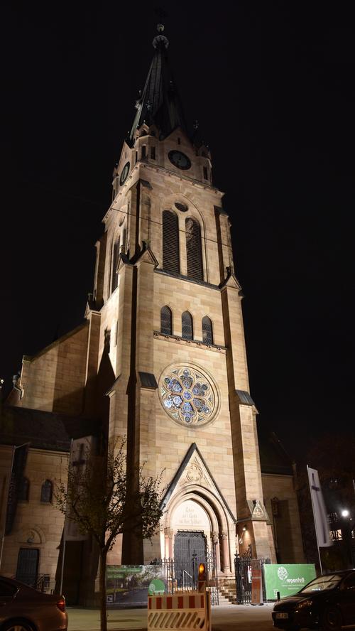 Die Paulskirche in der Südstadt, die 1897 bis 1900 erbaut wurde, hat den mit seinen fast 70 Metern höchsten Kirchturm in Fürth.
