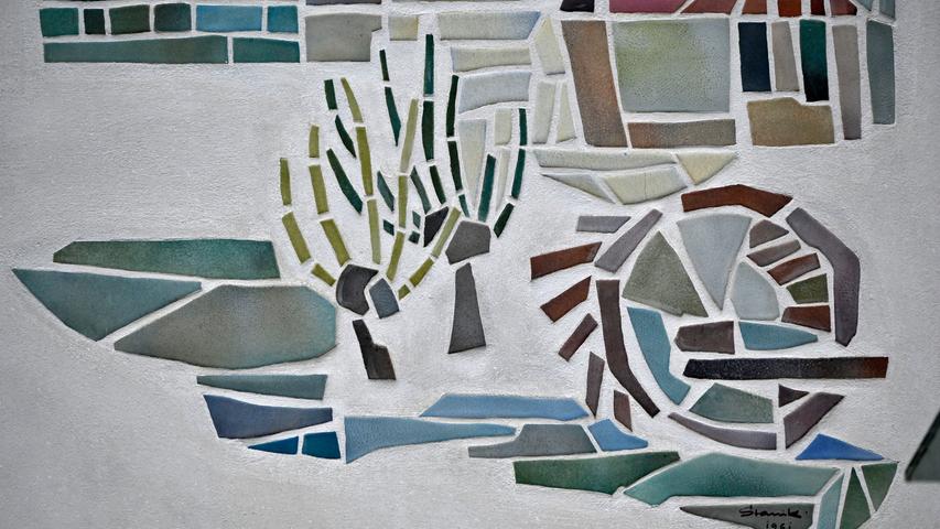 Das Mosaik des Erlanger Künstlers Oskar Stanik aus dem Jahr 1961 zeigt Markantes aus der Stadt Erlangen, wie z.B. ein Wasserschöpfrad an der Regnitz.