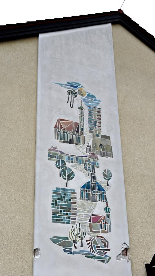 Das Mosaik des Erlanger Künstlers Oskar Stanik aus dem Jahr 1961 zeigt Markantes aus der Stadt Erlangen.