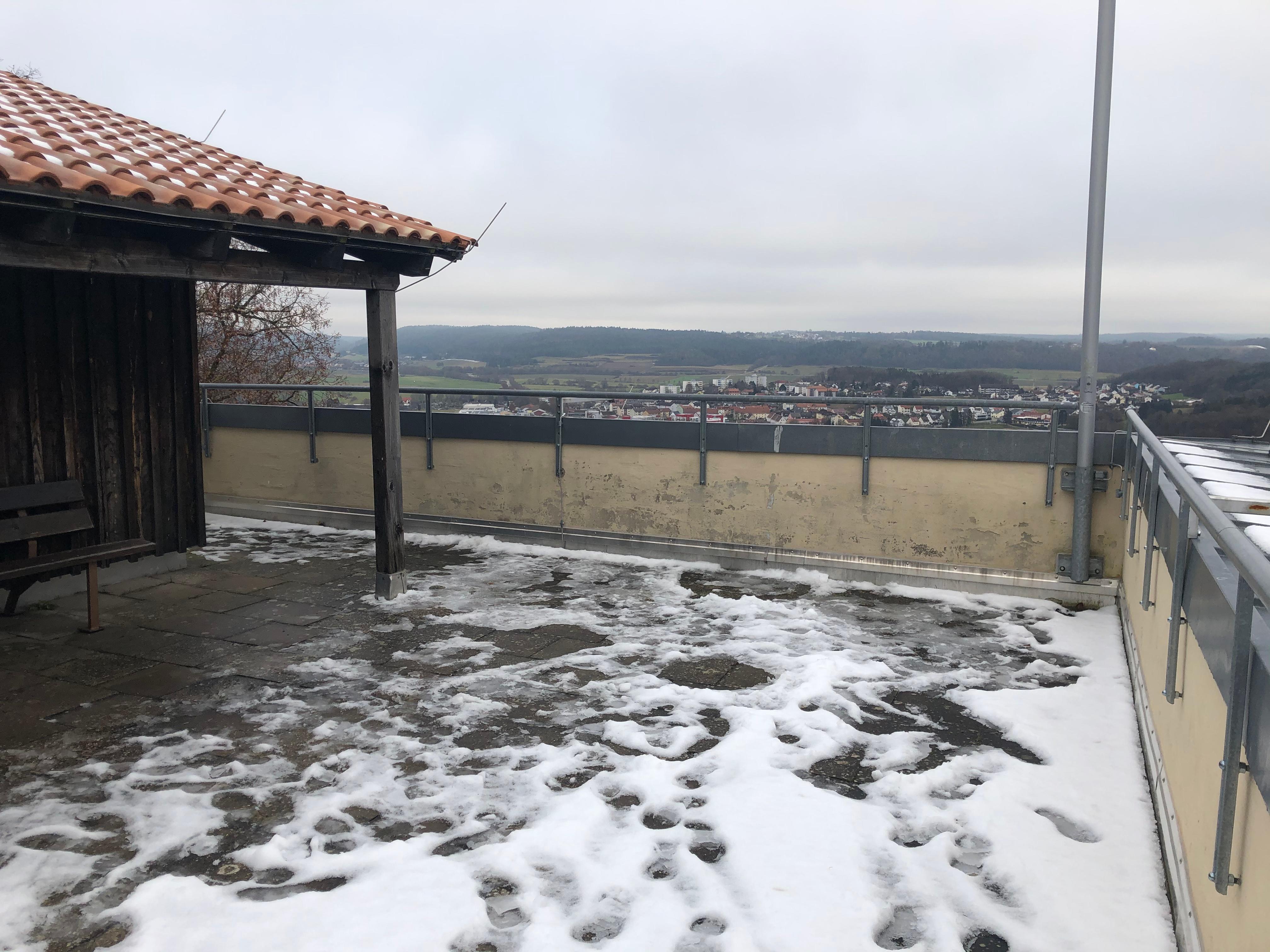 Besonders günstig ist das Angebot nicht, bei dem der Cube lediglich Platz für ein 1,60 Meter breites Bett und etwas Stauraum zulässt. Es soll allerdings in den Übernachtungen, die in den Sommermonaten Hauptsaison haben, auch eher um das Gesamterlebnis im Freien - oder so gut wie im Freien - gehen.