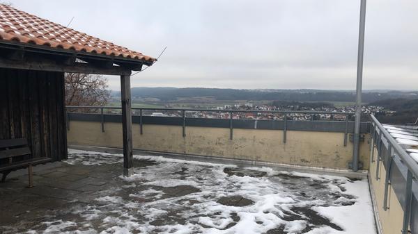 Besonders günstig ist das Angebot nicht, bei dem der Cube lediglich Platz für ein 1,60 Meter breites Bett und etwas Stauraum zulässt. Es soll allerdings in den Übernachtungen, die in den Sommermonaten Hauptsaison haben, auch eher um das Gesamterlebnis im Freien - oder so gut wie im Freien - gehen.