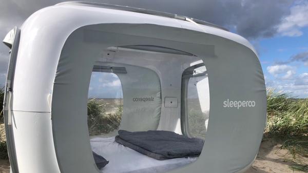 Das "Sleeperoo" wird auch "Cube" genannt und ist Er im Steckbauprinzip einfach auf- und abbaubar. Mit 1,60 m Liegefläche bietet es Platz für zwei Personen, gegebenenfalls sogar mit Kind. Im Inneren gibt es Decken, Kissen und Matratzen, einen zuverlässigen Sicht- und- Wetterschutz, LED-Beleuchtung und eine Chillbox, die eine kleine Auswahl an Knabbereien und ; Getränken enthält.