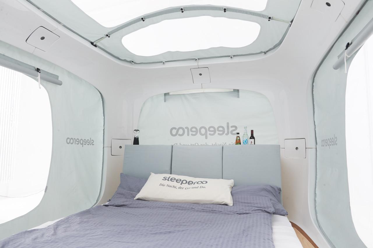 Im Innenraum des Cubes gibt es Fensterfronten auf allen Seiten, auch Richtung Himmel. Auf weitere Attraktionen wird bewusst verzichtet: „Das Erlebnis steht im Vordergrund. Nichts lenkt den Gast von den einmaligen Spots ab“, erklärt eine Sprecherin de Start-Ups das Konzept.