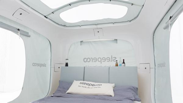 Im Innenraum des Cubes gibt es Fensterfronten auf allen Seiten, auch Richtung Himmel. Auf weitere Attraktionen wird bewusst verzichtet: „Das Erlebnis steht im Vordergrund. Nichts lenkt den Gast von den einmaligen Spots ab“, erklärt eine Sprecherin de Start-Ups das Konzept.