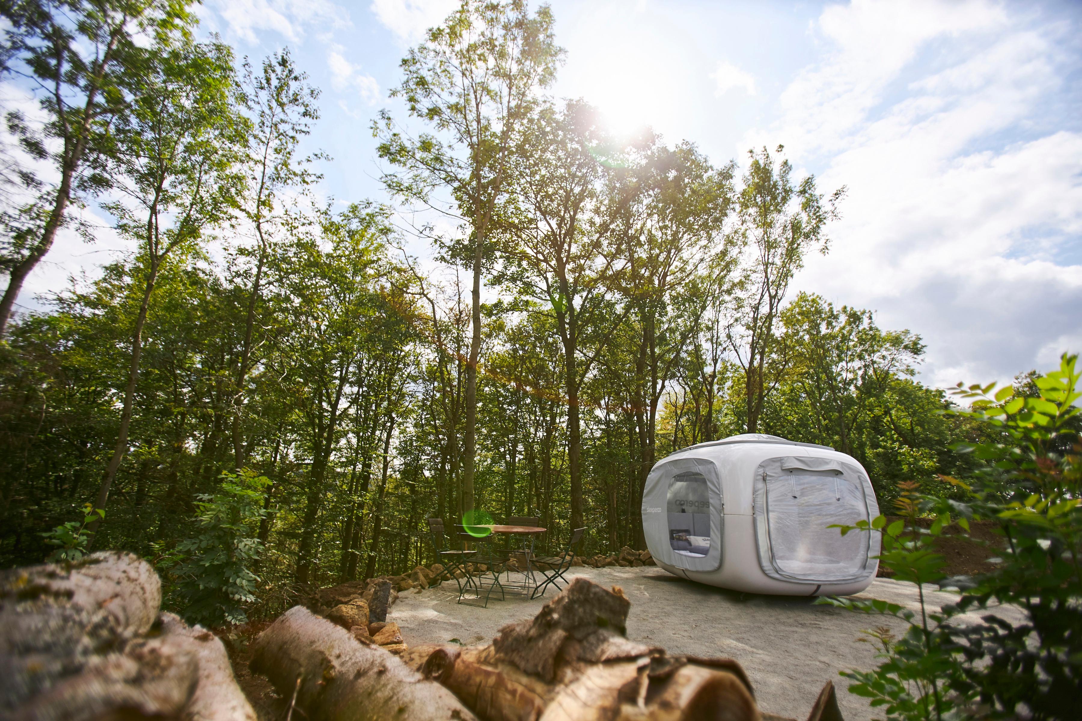 Insgesamt hat Sleeperoo derzeit (Stand: Februar 2020) Cubes an acht, mit Treuchtlingen wären es dann neun, Standorten in ganz Deutschland aufgestellt. Was sie alle eint, ist der besondere, eher ungewöhnliche und daher reizvolle Standort, der meist "ab vom Schuss" gelegen ist - also dort, wo man die Nacht sonst eher nicht zubringt.