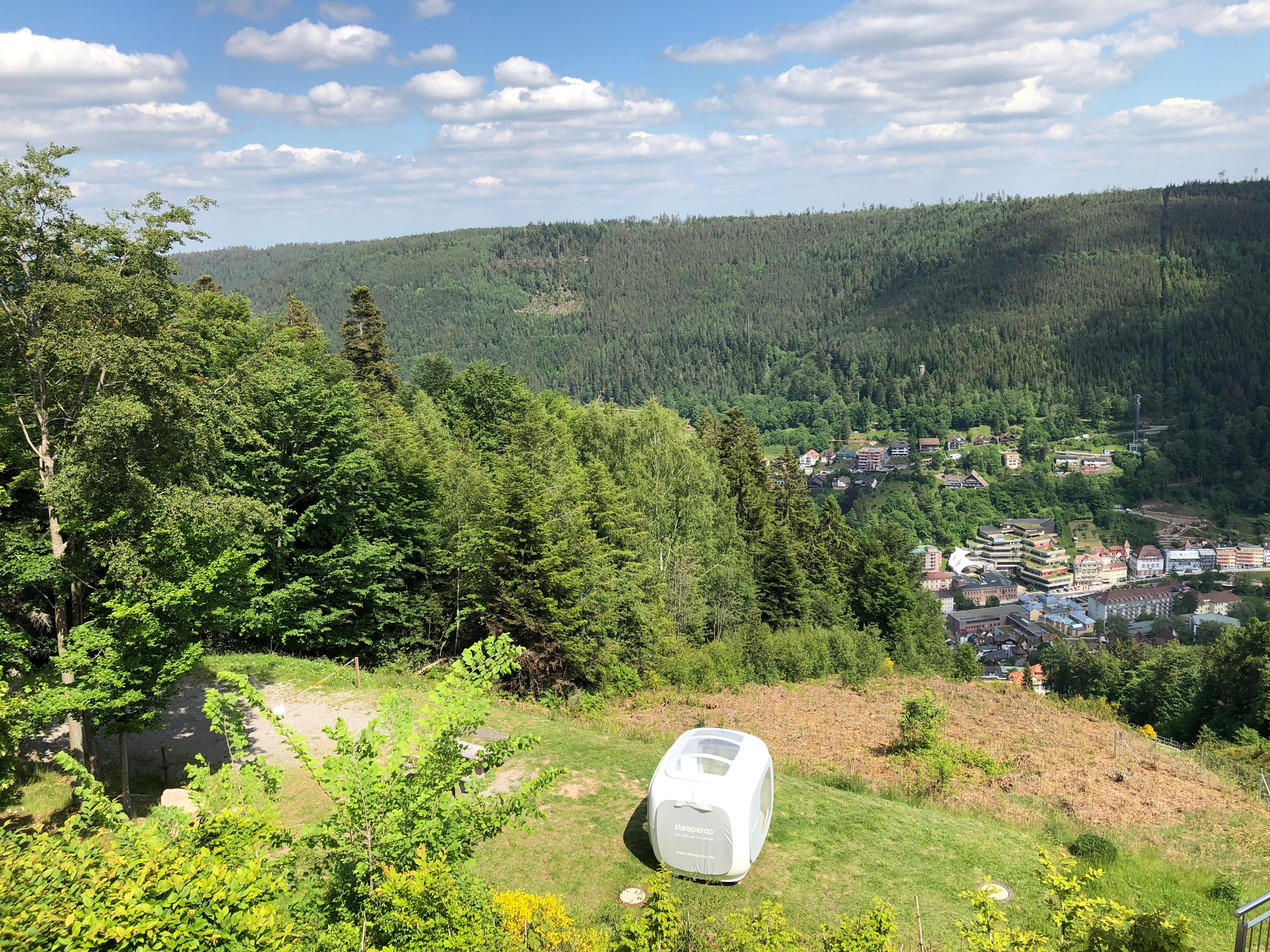 Wie in Treuchtlingen gibt es etwa einige "Sleepero"-Standorte mit besonderem Ausblick. Dieses Bild zeigt etwa den Standort auf dem Sommerberg in Bad Wildbad.