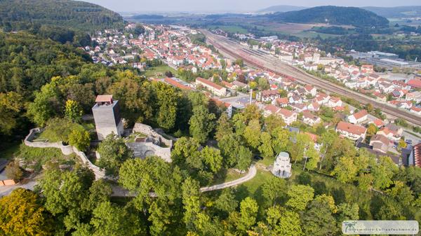 Auf dem Plateau des Burgfrieds wird diese Aussicht eine ebenso besondere wie charakteristische für das Stadtbild sein: Die Bahnschienen, die mit der Geschichte der Stadt so eng verbunden sind, prägen den Ausblick ebenso wie das üppige Grün der vielen Wälder und die Aussicht auf den Nagelberg (re. hi. im Bild).