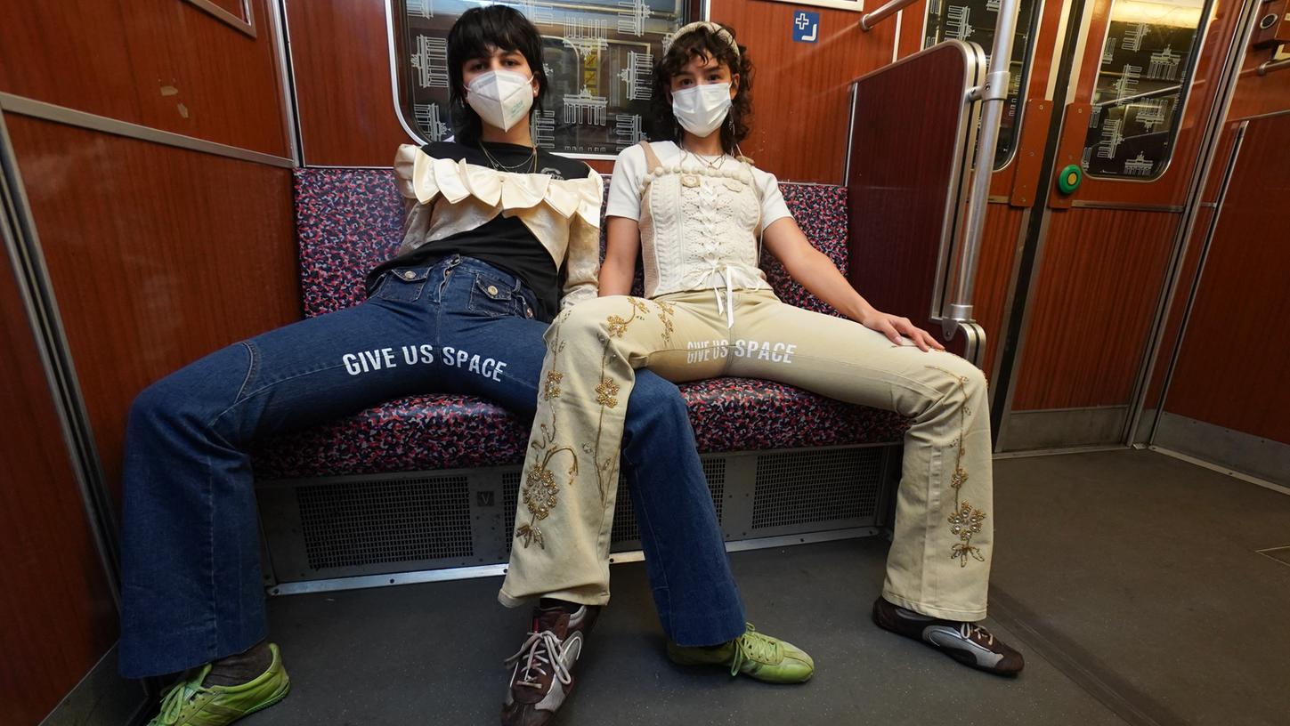 Mode gegen "Manspreading": Mit speziellen Hosen machen die Berlin Designerinnen Mina Bonakdar (links) und Elena Buscaino (rechts) mobil gegen raumgreifende Macho-Gesten im öffentlichen Nahverkehr. Ihre feministische Aktion nennt sich "Riot Pant Project".