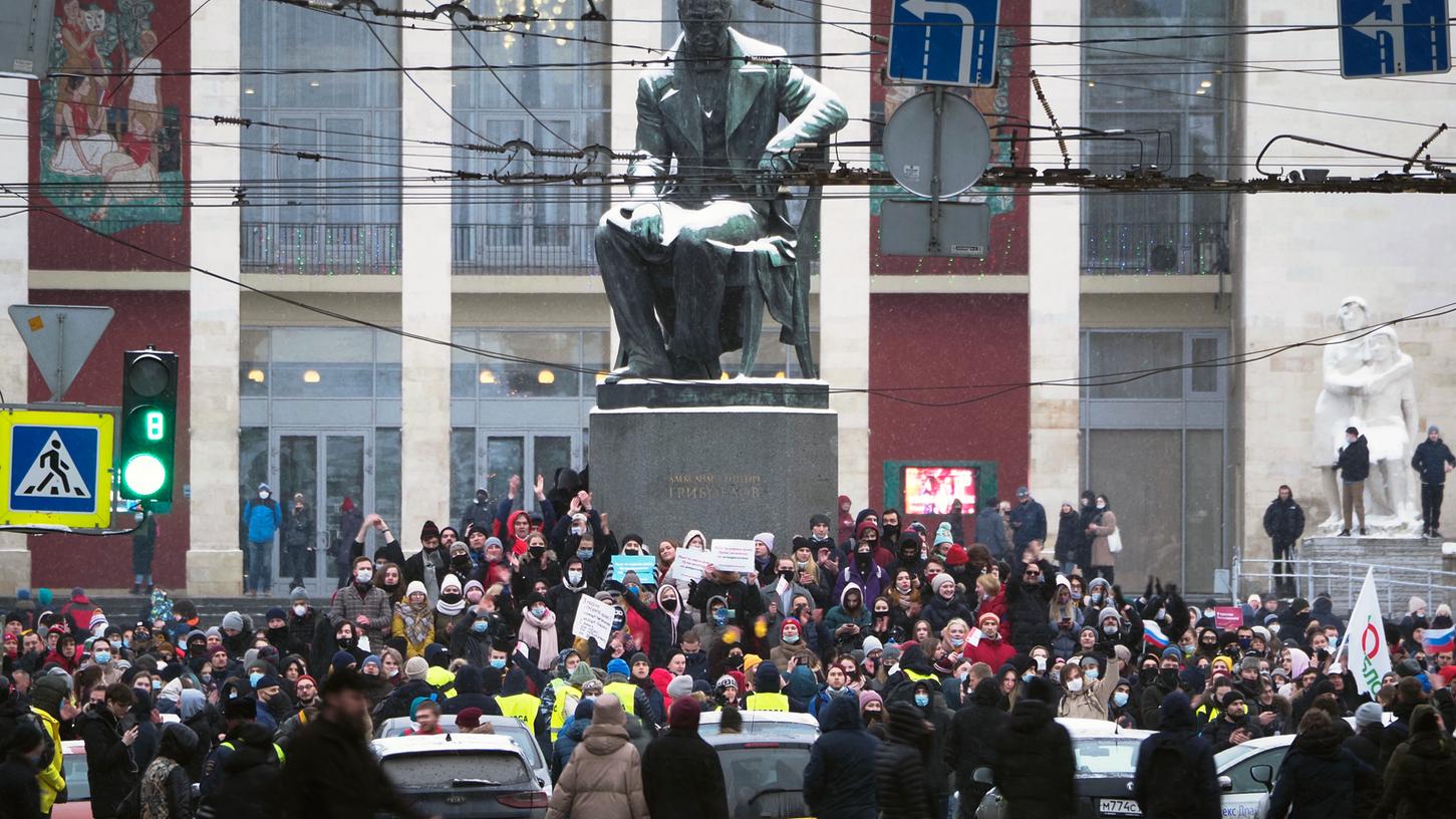 Demonstranten versammeln sich bei einem Protest gegen die Inhaftierung des Kremlkritikers Nawalny in der Nähe eines Denkmals des russischen Dramatikers Alexander Gribojedow in Sankt Petersburg.