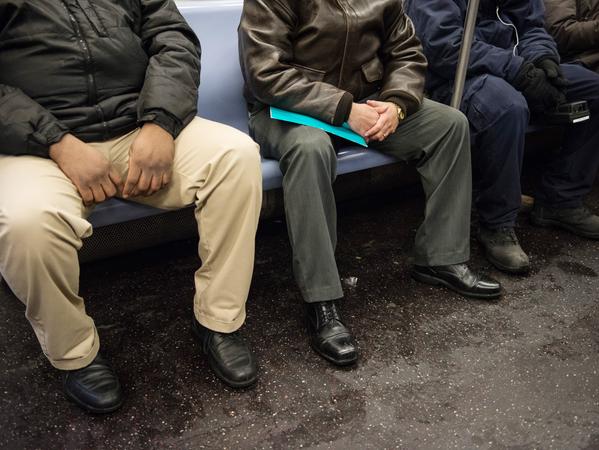 "Manspreading": Männer sitzen breitbeinig in einer New Yorker U-Bahn auf einer Bank nebeneinander. Hat man einmal davon gehört, sieht man es plötzlich überall im öffentlichen Leben. "Manspreading": Männer sitzen breitbeinig in einer New Yorker U-Bahn auf einer Bank nebeneinander. Hat man einmal davon gehört, sieht man es plötzlich überall im öffentlichen Leben.