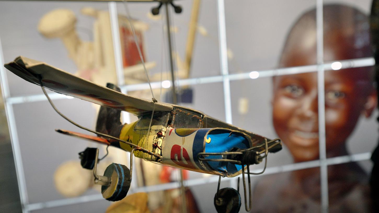 Ein selbstgebasteltes Mini-Flugzeug aus Afrika: Das Museum stellte 2010 in einer Sonderschau vor, womit Mädchen und Jungen auf dem Kontinent jenseits des Mittelmeers spielen. Ein selbstgebasteltes Mini-Flugzeug aus Afrika: Das Museum stellte 2010 in einer Sonderschau vor, womit Mädchen und Jungen auf dem Kontinent jenseits des Mittelmeers spielen.