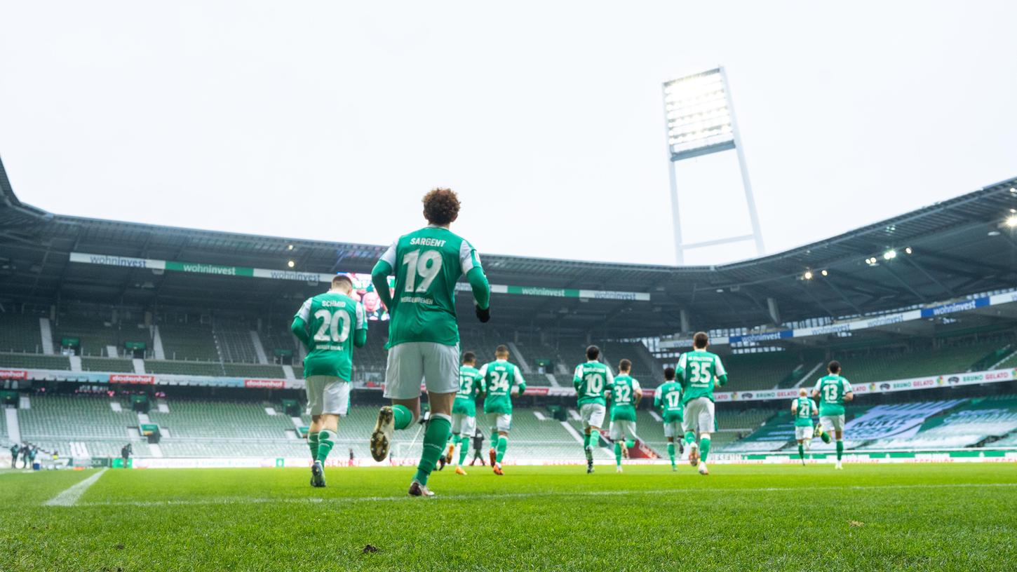 Einlaufen ins leere Weserstadion: Auch heute werden die Bremer Fußballer, in der Mitte Joshua Sargent, zu Hause antreten. Zu Gast ist die Spielvereinigung Greuther Fürth.  