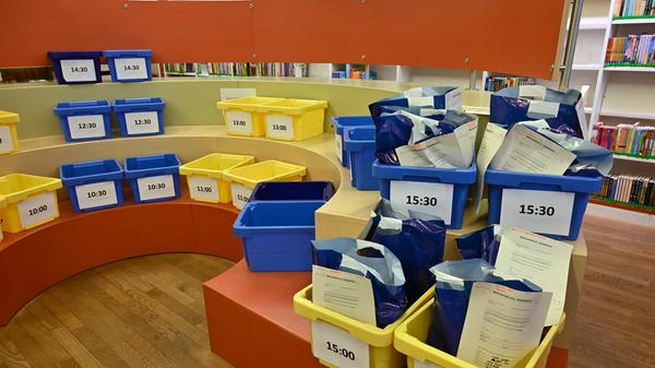 Per „Click and Collect“ können trotz Pandemie und Lockdown Bücher, Gesellschaftsspiele und mehr bei der Stadtbibliothek Erlangen ausgeliehen werden. Hierzu werden die Ausleihwünsche per Telefon oder online aufgenommen, anschließend werden die Gegenstände im Haus zusammengestellt und zu einem festen Abholtermin in Tüten bereit gestellt.