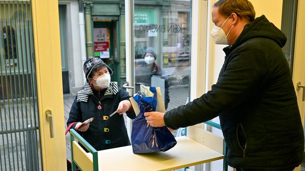 Per „Click and Collect“ können trotz Pandemie und Lockdown Bücher, Gesellschaftsspiele und mehr bei der Stadtbibliothek Erlangen ausgeliehen werden. Hierzu werden die Ausleihwünsche per Telefon oder online aufgenommen, anschließend werden die Gegenstände im Haus zusammengestellt und zu einem festen Abholtermin in Tüten bereit gestellt.
