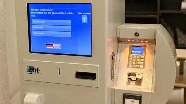 Per „Click and Collect“ können trotz Pandemie und Lockdown Bücher, Gesellschaftsspiele und mehr bei der Stadtbibliothek Erlangen ausgeliehen werden. Hierzu werden die Ausleihwünsche per Telefon oder online aufgenommen, anschließend werden die Gegenstände im Haus zusammengestellt und zu einem festen Abholtermin in Tüten bereit gestellt.