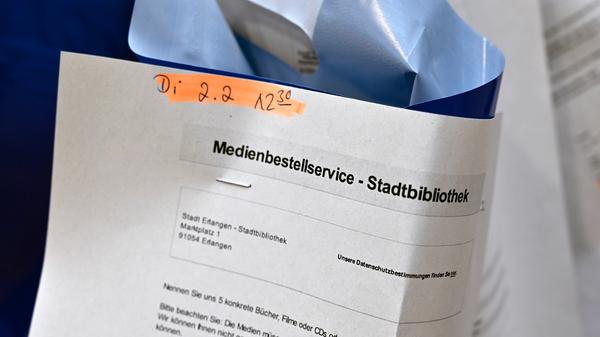 Per „Click and Collect“ können trotz Pandemie und Lockdown Bücher, Gesellschaftsspiele und mehr bei der Stadtbibliothek Erlangen ausgeliehen werden. Hierzu werden die Ausleihwünsche per Telefon oder online aufgenommen, anschließend werden die Gegenstände im Haus zusammengestellt und zu einem festen Abholtermin in Tüten bereit gestellt.