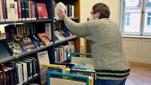 Per „Click and Collect“ können trotz Pandemie und Lockdown Bücher, Gesellschaftsspiele und mehr bei der Stadtbibliothek Erlangen ausgeliehen werden. Hierzu werden die Ausleihwünsche per Telefon oder online aufgenommen, anschließend werden die Gegenstände im Haus zusammengestellt und zu einem festen Abholtermin in Tüten bereit gestellt.