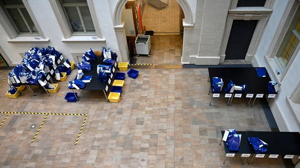 Per „Click and Collect“ können trotz Pandemie und Lockdown Bücher, Gesellschaftsspiele und mehr bei der Stadtbibliothek Erlangen ausgeliehen werden. Hierzu werden die Ausleihwünsche per Telefon oder online aufgenommen, anschließend werden die Gegenstände im Haus zusammengestellt und zu einem festen Abholtermin in Tüten bereit gestellt.