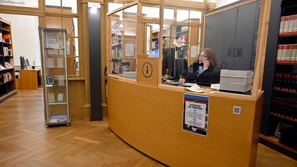 Per „Click and Collect“ können trotz Pandemie und Lockdown Bücher, Gesellschaftsspiele und mehr bei der Stadtbibliothek Erlangen ausgeliehen werden. Hierzu werden die Ausleihwünsche per Telefon oder online aufgenommen, anschließend werden die Gegenstände im Haus zusammengestellt und zu einem festen Abholtermin in Tüten bereit gestellt.