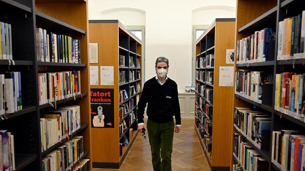 Per „Click and Collect“ können trotz Pandemie und Lockdown Bücher, Gesellschaftsspiele und mehr bei der Stadtbibliothek Erlangen ausgeliehen werden. Hierzu werden die Ausleihwünsche per Telefon oder online aufgenommen, anschließend werden die Gegenstände im Haus zusammengestellt und zu einem festen Abholtermin in Tüten bereit gestellt.