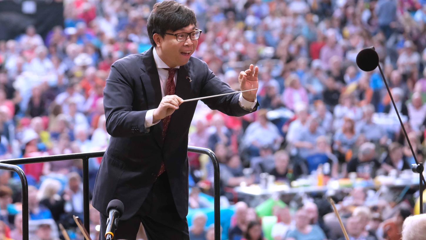 Erinnerung an die Zeit vor Corona: Im Sommer 2019 hatte Kahchun Wong einen Auftritt auf ganz großer Bühne und dirigierte das Konzert der Nürnberger Symphoniker beim Klassik Open Air im Luitpoldhain. Das Motto von damals klingt heute mehr denn je wie eine Utopie: „Europa über alle Grenzen“. Foto: Roland Fengler