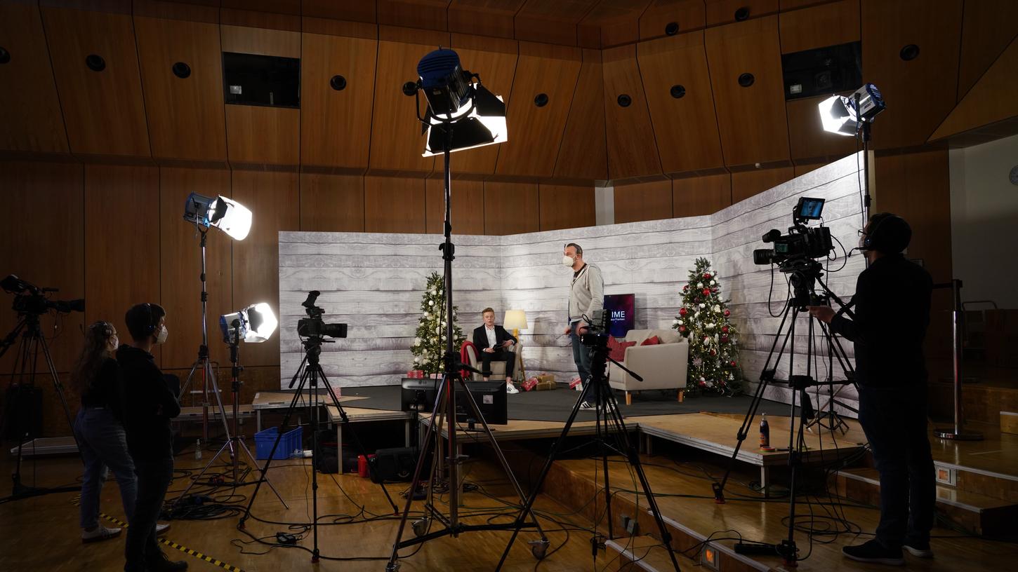 Max Dettenhaler in der Kulisse der Stream-Produktion "It's showtime".