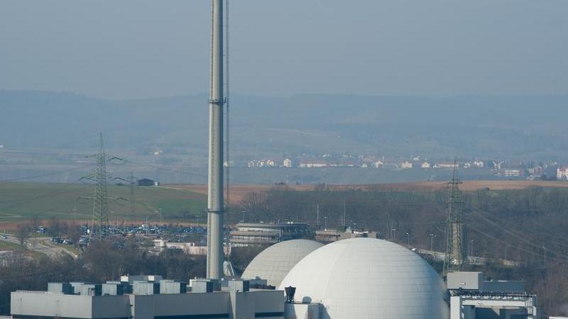 Die EnBW hat das Kernkraftwerk Neckarwestheim in Baden-Württemberg kürzlich herunterfahren müssen, da es vor dem Stichdatum 1980 erbaut wurde. Erst im Februar 2011 war das Land Baden-Württemberg Mehrheitseigentümer der EnBW geworden.
