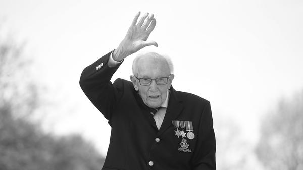 Der 100 Jahre alte britische Rekordspendensammler Tom Moore (Captain Tom) ist starb am 2. Februar. Er hatte sich zuvor mit dem Coronavirus infiziert. Wegen Medikamenten, die er zur Behandlung einer Lungenentzündung erhalten hatte, war Moore nicht gegen Covid-19 geimpft worden. Er hatte 2020 mit einem Spendenlauf knapp 32,8 Millionen britische Pfund (etwa 37 Millionen Euro) für den Nationalen Gesundheitsdienst NHS in der Corona-Pandemie gesammelt und hatte damit weltweite Berühmtheit erlangt.