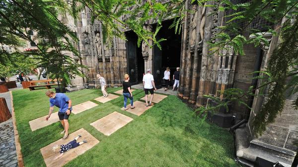 Zitronenbäume hinter der Lorenzkirche? Der Pop-Up-Park im Herzen der Altstadt war 2020 auf Anhieb ein Hit. Aber auch wenn es vor der altehrwürdigen Kirche gerade nicht grünt, ist sie ein Lieblingsort. Bei den regelmäßig stattfindenden Kommentargottesdiensten der evangelisch-lutherischen Gemeinde zu Themen wie Klimawandel und Migration versuchen Geistliche und fachliche Referenten, Tagespolitik und christliche Leitlinien zusammenzubringen.