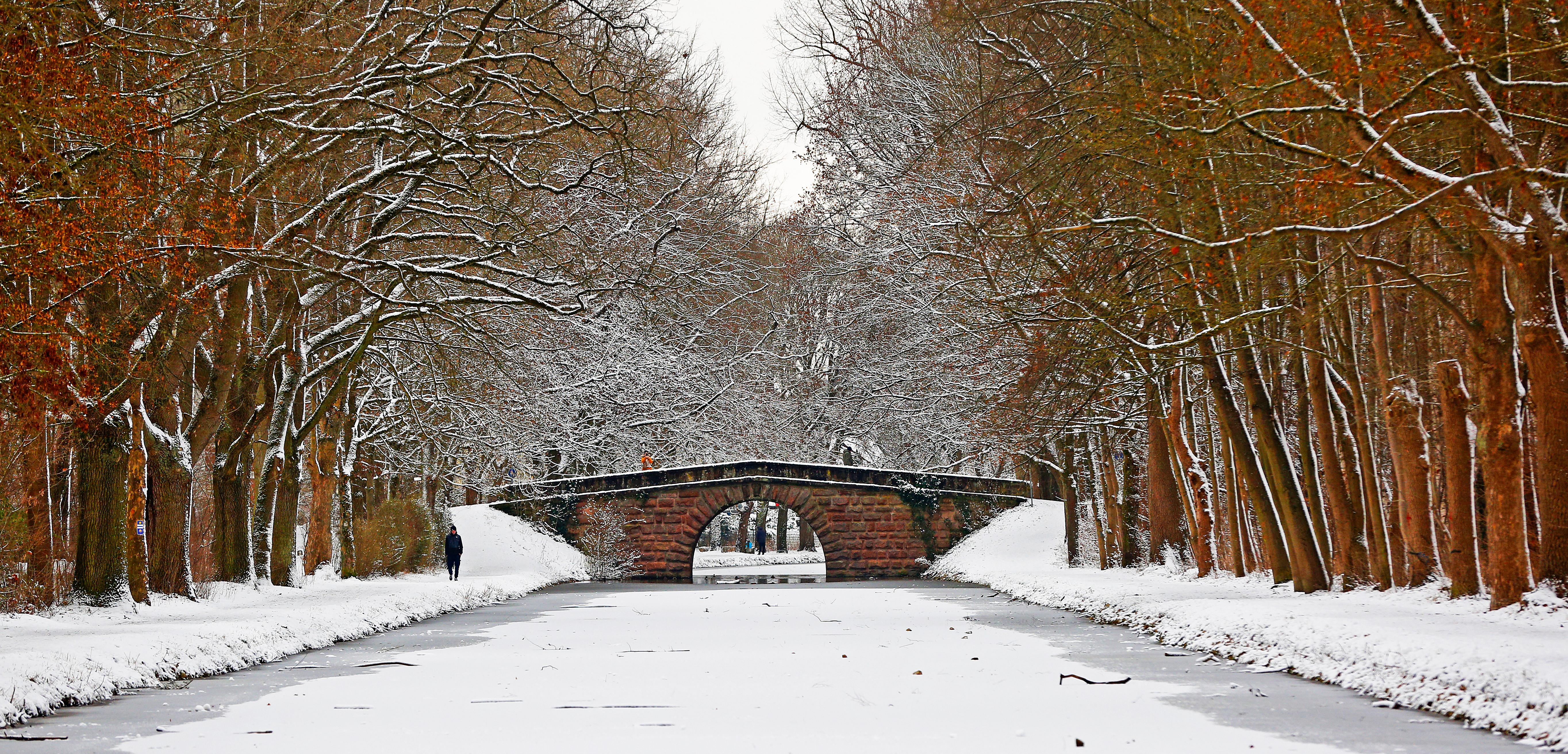 Eine wunderschöne Szenerie bietet sich den Nürnbergern am Alten Ludwig-Main-Donau-Kanal. Nach seiner Eröffnung konnte man in sechs Tagen mit dem Kahn von Kelheim an der Donau nach Bamberg zum Main fahren. Mittlerweile unterbricht der Frankenschnellweg die alte Wasserstraße. Doch dort wo der Alte Kanal im Süden Nürnbergs noch existiert, lädt er zum Spaziergang in verschneiter Idylle.