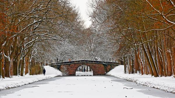 Eine wunderschöne Szenerie bietet sich den Nürnbergern am Alten Ludwig-Main-Donau-Kanal. Nach seiner Eröffnung konnte man in sechs Tagen mit dem Kahn von Kelheim an der Donau nach Bamberg zum Main fahren. Mittlerweile unterbricht der Frankenschnellweg die alte Wasserstraße. Doch dort wo der Alte Kanal im Süden Nürnbergs noch existiert, lädt er zum Spaziergang in verschneiter Idylle.