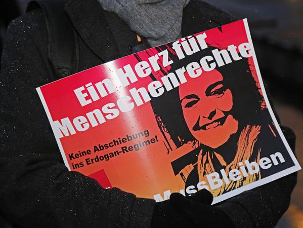"Ein Herz für Menschenrechte" - das fordern die Teilnehmer der wöchentlichen Mahnwachen in ihrem Kampf um einen Verbleib Büyükavcis in Nürnberg.