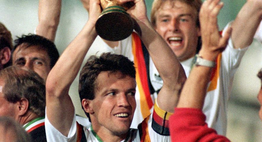 Lothar auf dem Höhepunkt seiner Karriere: Am 8. Juli 1990 reckt Deutschlands Mannschaftskapitän den Weltmeisterschaftspokal in den Nachthimmel von Rom.  Matthäus war der beste Spieler des Turniers, unvergessen ist sein Sololauf beim 4:1 gegen Jugoslawien.