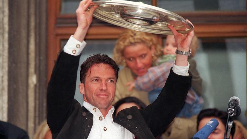 Im Mai 1999 auf dem Balkon des Münchner Rathauses: Lothar zeigt den  Fans auf dem Marienplatz stolz die Meisterschale. Es war der 15. Meistertitel für die Bayern. 