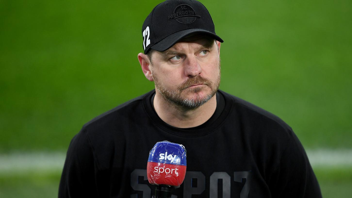 Paderborns Trainer Steffen Baumgart kritisierte die Entscheidung des Schiedsrichter-Gespanns zu Haalands umstrittenem Siegtreffer.
Paderborns Trainer Steffen Baumgart kritisierte die Entscheidung des Schiedsrichter-Gespanns zu Haalands umstrittenem Siegtreffer.