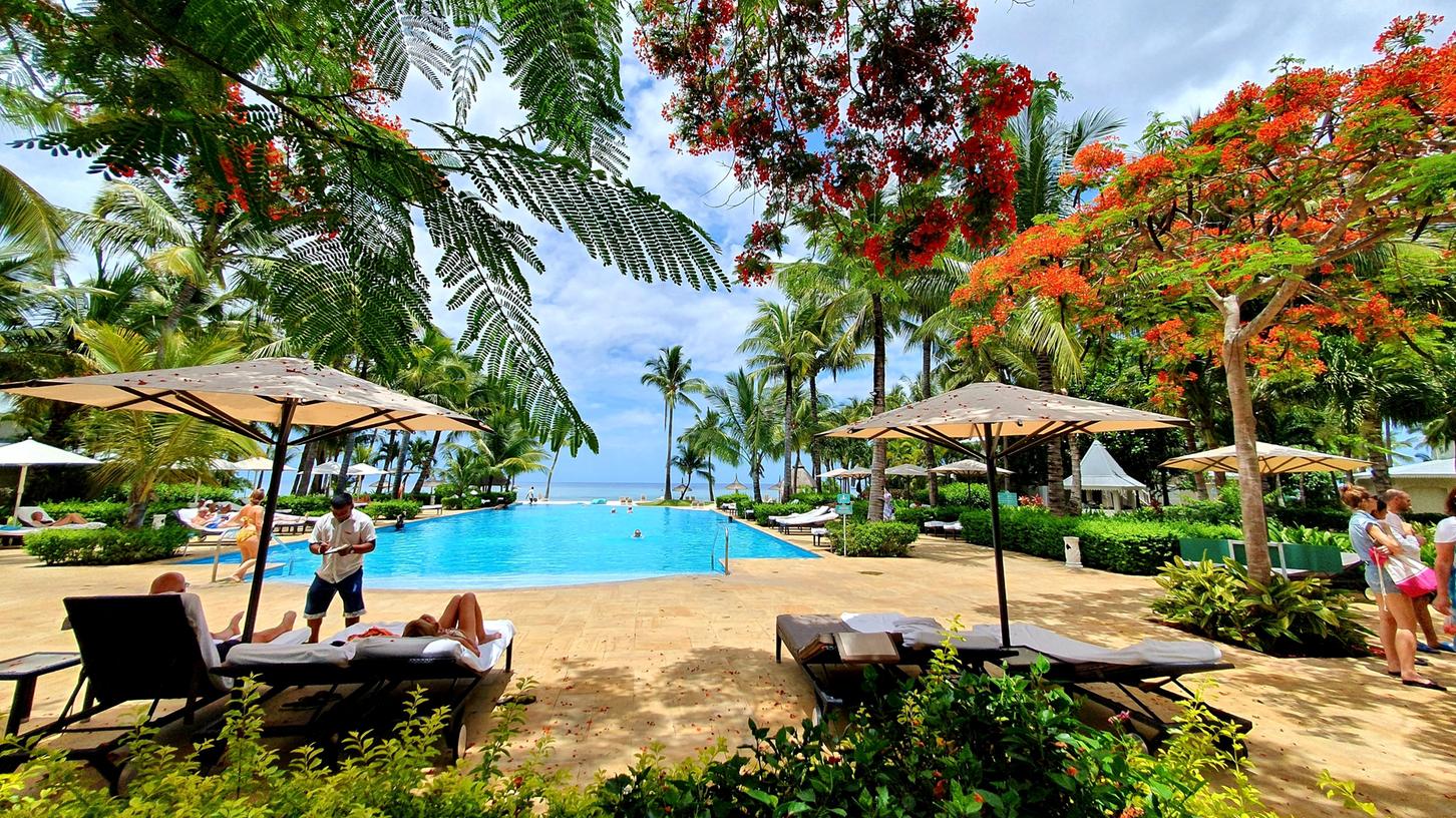 Mauritius ist wieder offen: Seit 1. Oktober müssen vollständig Geimpfte nicht mehr in Hotel-Quarantäne und können sich auf der Insel frei bewegen. Hier ein Hotelpool am Meer.