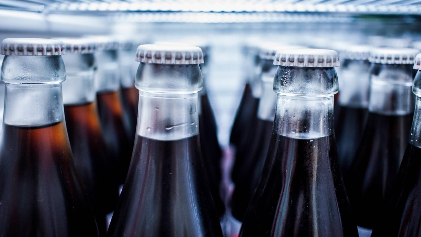 Cola wird im Supermarkt immer teurer. In den letzten drei Monaten ist der Preis deutlich gestiegen.