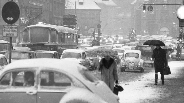 In der Innenstadt brach – wie hier am Marientor – der Verkehr stellenweise zusammen. Hier geht es zum Kalenderblatt vom 4. Februar 1971: Chaos durch Schneefälle.